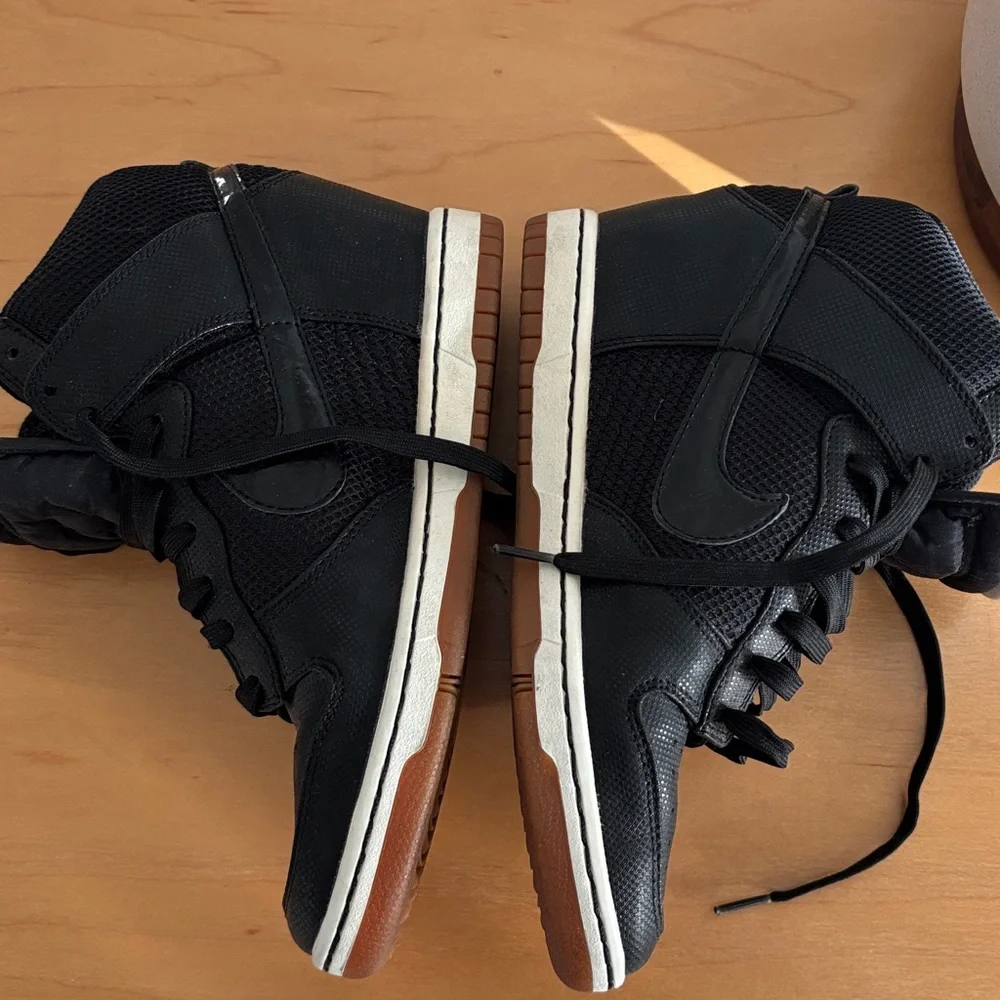 Nike Black Women's Wedge Sneakers - Picture 4 of 11